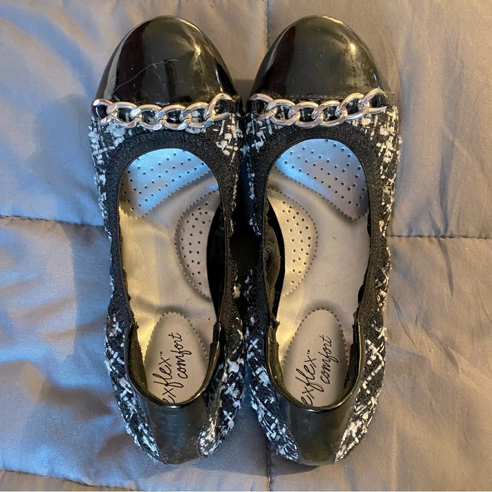Women’s dexflex comfort flats, size 6.5W
